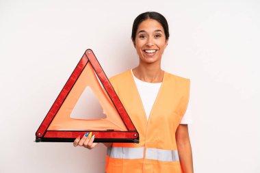 İspanyol güzel kadın mutlu ve hoş bir şekilde şaşırmış görünüyor. araba acil konsepti