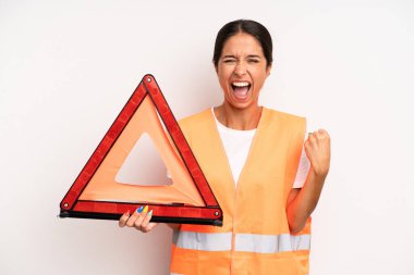 İspanyol güzel kadın sinirli bir ifadeyle agresif bir şekilde bağırıyor. araba acil konsepti