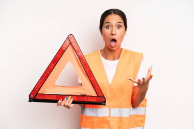 İspanyol güzel kadın son derece şaşırmış ve şok olmuş hissediyor. araba acil konsepti