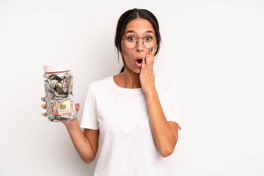 İspanyol güzel kadın şok olmuş ve korkmuş hissediyor. domuz kumbarası tasarruf kavramı