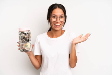 İspanyol güzel kadın kendini mutlu hissediyor, bir çözüm ya da fikir bulduğuna şaşırıyor. domuz kumbarası tasarruf kavramı