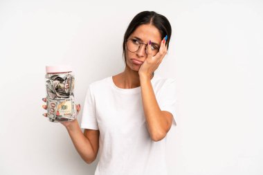 İspanyol güzel kadın bıkkın, yorgun ve uykulu hissediyor. domuz kumbarası tasarruf kavramı