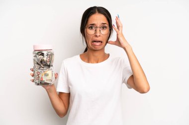 İspanyol güzel kadın ellerini havaya kaldırarak çığlık atıyor. domuz kumbarası tasarruf kavramı