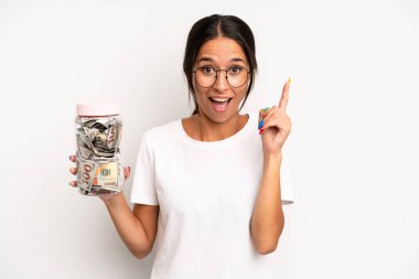 İspanyol güzel kadın bir fikri fark ettikten sonra mutlu ve heyecanlı bir dahi gibi hissediyor. domuz kumbarası tasarruf kavramı