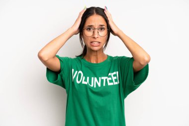 İspanyol güzel kadın kendini stresli, endişeli ya da korkmuş hissediyor, elleri başının üstünde. gönüllülük kavramı