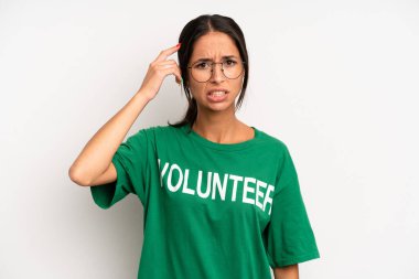 İspanyol güzel kadın kafası karışık ve şaşkın hissediyor, senin deli olduğunu gösteriyor. gönüllülük kavramı