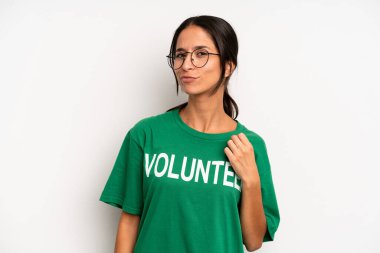 İspanyol güzeli kadın kibirli, başarılı, pozitif ve gururlu görünüyor. gönüllülük kavramı