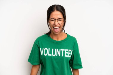 İspanyol güzel kadın agresif bir şekilde bağırıyor, çok kızgın görünüyor. gönüllülük kavramı