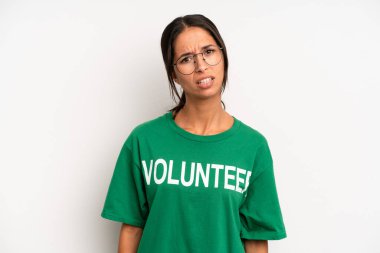 İspanyol güzel kadın şaşkın ve şaşkın hissediyor. gönüllülük kavramı