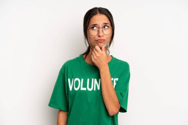 Hispanik güzel kadın düşünüyor, kuşkulu ve şaşkın hissediyor. gönüllülük kavramı