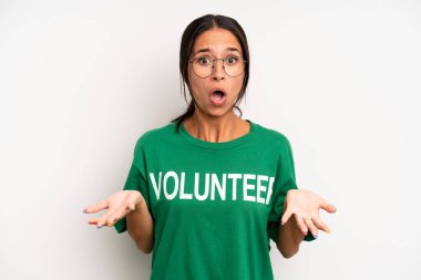 İspanyol güzel kadın son derece şaşırmış ve şok olmuş hissediyor. gönüllülük kavramı