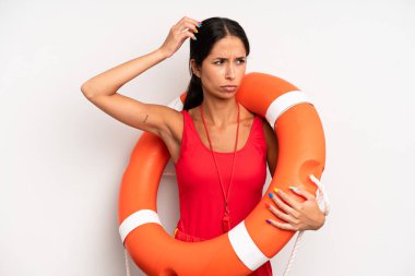 İspanyol güzel kadın şaşkın ve kafası karışık, kaşınan bir kafa hissediyor. cankurtaran konsepti