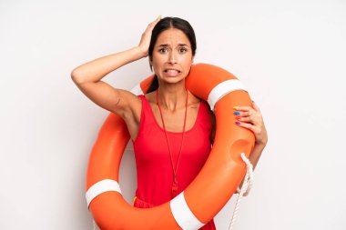 İspanyol güzel kadın kendini stresli, endişeli ya da korkmuş hissediyor, elleri başının üstünde. cankurtaran konsepti