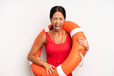 İspanyol güzel kadın agresif bir şekilde bağırıyor, çok kızgın görünüyor. cankurtaran konsepti