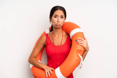 İspanyol güzel bir kadın üzgün ve mızmızlanıyor. Mutsuz bir bakışı var ve ağlıyor. cankurtaran konsepti