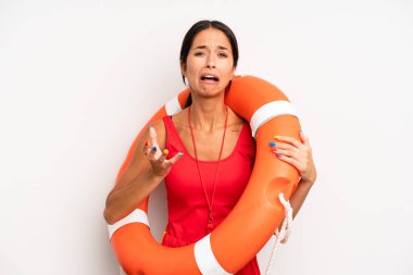 İspanyol güzel kadın umutsuz, hayal kırıklığına uğramış ve stresli görünüyor. cankurtaran konsepti