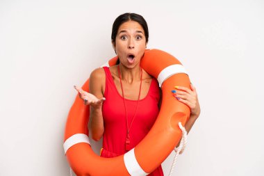 İspanyol güzel kadın son derece şaşırmış ve şok olmuş hissediyor. cankurtaran konsepti