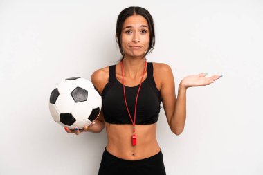 İspanyol güzel kadın şaşkın, şaşkın ve şüpheci hissediyor. futbol ve fitness konsepti