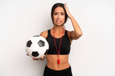 İspanyol güzel kadın kendini stresli, endişeli ya da korkmuş hissediyor, elleri başının üstünde. futbol ve fitness konsepti