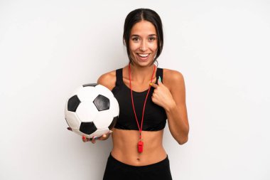 İspanyol güzel kadın kendini mutlu hissediyor ve heyecanla kendini işaret ediyor. futbol ve fitness konsepti
