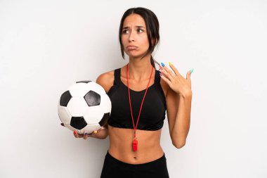 İspanyol güzel kadın stresli, endişeli, yorgun ve hayal kırıklığına uğramış hissediyor. futbol ve fitness konsepti