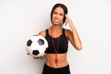 İspanyol güzel kadın kafası karışık ve şaşkın hissediyor, senin deli olduğunu gösteriyor. futbol ve fitness konsepti