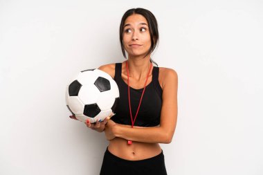 İspanyol güzel kadın omuz silkiyor, kafası karışık ve kararsız. futbol ve fitness konsepti