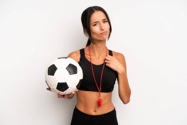 İspanyol güzeli kadın kibirli, başarılı, pozitif ve gururlu görünüyor. futbol ve fitness konsepti