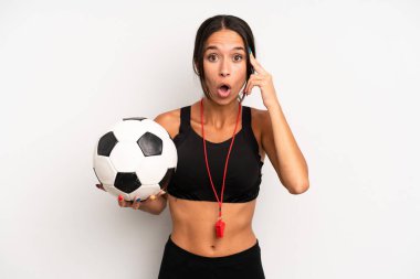 İspanyol güzel kadın şaşırmış görünüyor, yeni bir düşünce, fikir ya da konsept fark ediyor. futbol ve fitness konsepti