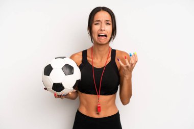 İspanyol güzel kadın umutsuz, hayal kırıklığına uğramış ve stresli görünüyor. futbol ve fitness konsepti
