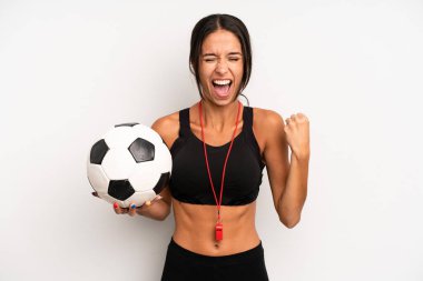 İspanyol güzel kadın sinirli bir ifadeyle agresif bir şekilde bağırıyor. futbol ve fitness konsepti