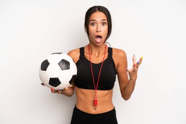 İspanyol güzel kadın son derece şaşırmış ve şok olmuş hissediyor. futbol ve fitness konsepti