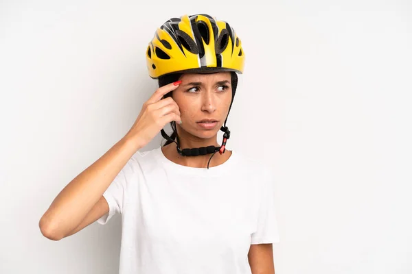 Mujer Bonita Hispana Sintiéndose Desconcertada Confundida Rascándose Cabeza Concepto Bicicleta — Foto de Stock
