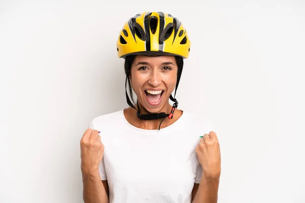 Mujer Bonita Hispana Sintiéndose Conmocionada Riendo Celebrando Éxito Concepto Bicicleta — Foto de Stock