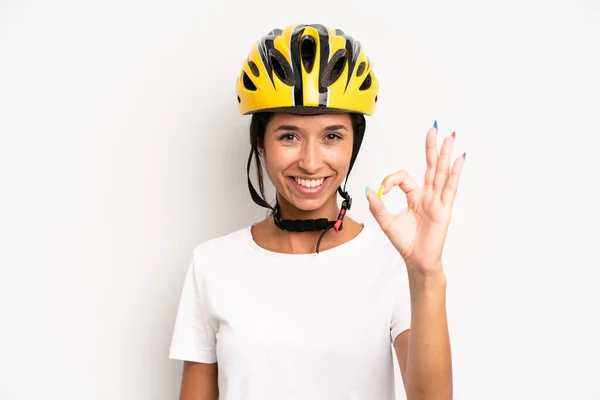 Mulher Bonita Hispânica Sentindo Feliz Mostrando Aprovação Com Gesto Conceito — Fotografia de Stock