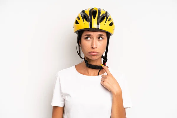 Mujer Bonita Hispana Sentirse Estresada Ansiosa Cansada Frustrada Concepto Bicicleta — Foto de Stock