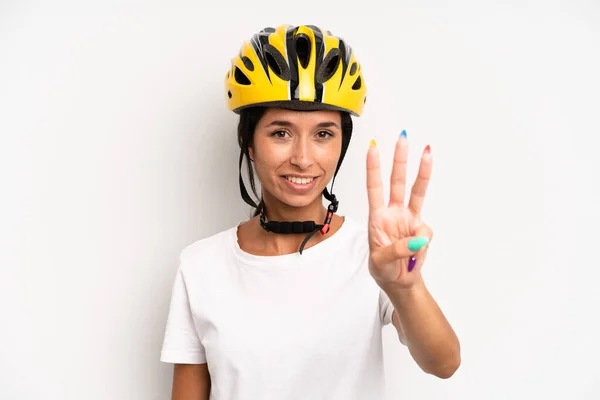 Latijns Amerikaanse Mooie Vrouw Glimlachend Vriendelijk Toont Nummer Drie Fietsconcept — Stockfoto