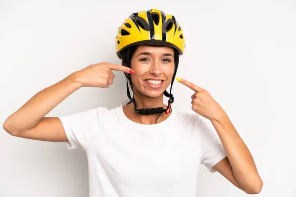 Mujer Bonita Hispana Sonriendo Con Confianza Señalando Propia Sonrisa Amplia — Foto de Stock