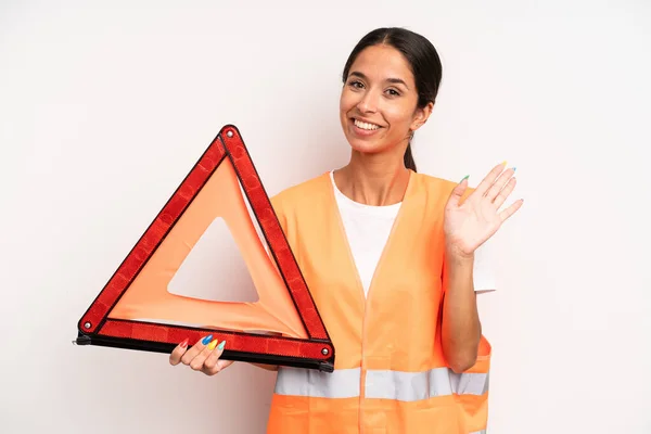 Hispanic Söt Kvinna Ler Glatt Viftande Hand Välkomnande Och Hälsning — Stockfoto