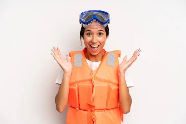 Hispanic Pretty Woman Feeling Happy Astonished Something Unbelievable Life Jacket — Stock Photo, Image