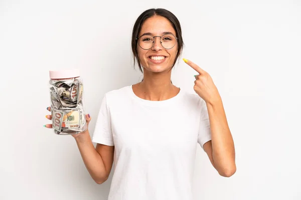 Mujer Bonita Hispana Sonriendo Con Confianza Señalando Propia Sonrisa Amplia —  Fotos de Stock