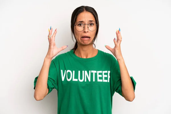 Hispanic Pretty Woman Screaming Hands Air Volunteer Concept — Foto de Stock