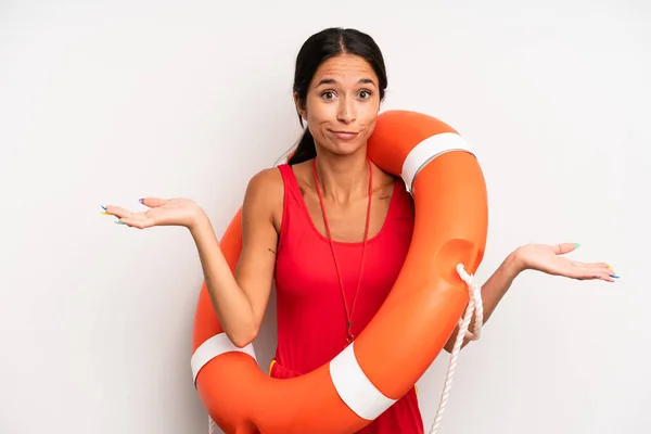 Латиноамериканская Красотка Чувствует Себя Озадаченной Смущенной Сомневающейся Концепция Lifeguard — стоковое фото