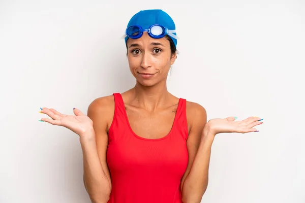 Hispanic Pretty Woman Feeling Puzzled Confused Doubting Swimmer Concept — Stock Photo, Image