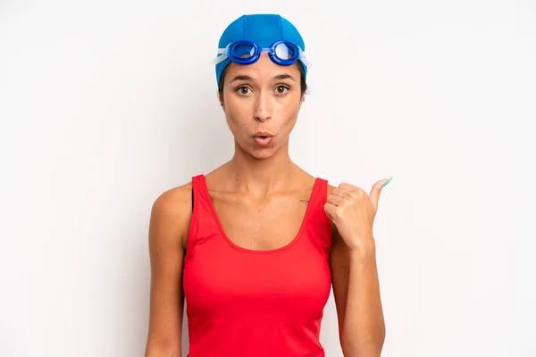 Hispanic Pretty Woman Looking Astonished Disbelief Swimmer Concept — Photo