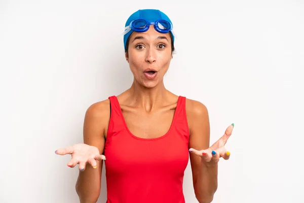 Hispanic Pretty Woman Amazed Shocked Astonished Unbelievable Surprise Swimmer Concept — Stockfoto