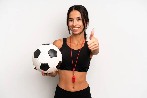 Латиноамериканка Гордится Собой Улыбается Поднятыми Пальцами Футбол Фитнес Концепция — стоковое фото