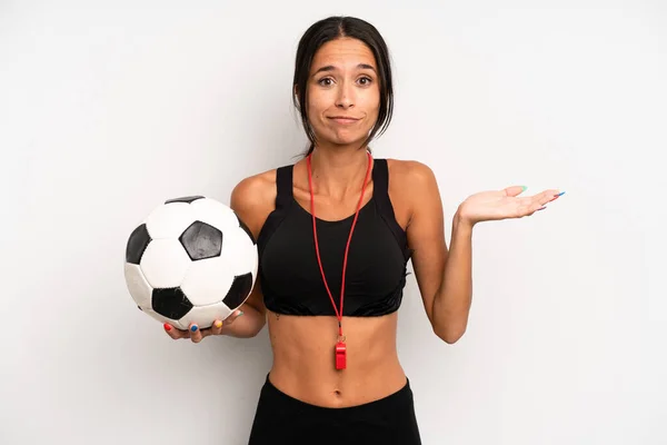 Mujer Bonita Hispana Sintiéndose Desconcertada Confundida Dudando Concepto Fútbol Fitness —  Fotos de Stock