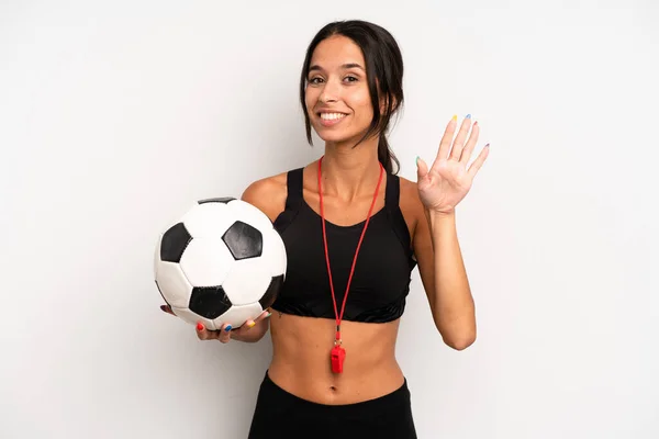 女性は笑顔で手を振って歓迎し挨拶する サッカーとフィットネスのコンセプト — ストック写真