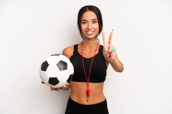 Латиноамериканская Красивая Женщина Улыбается Выглядит Дружелюбно Показывая Номер Два Футбол — стоковое фото